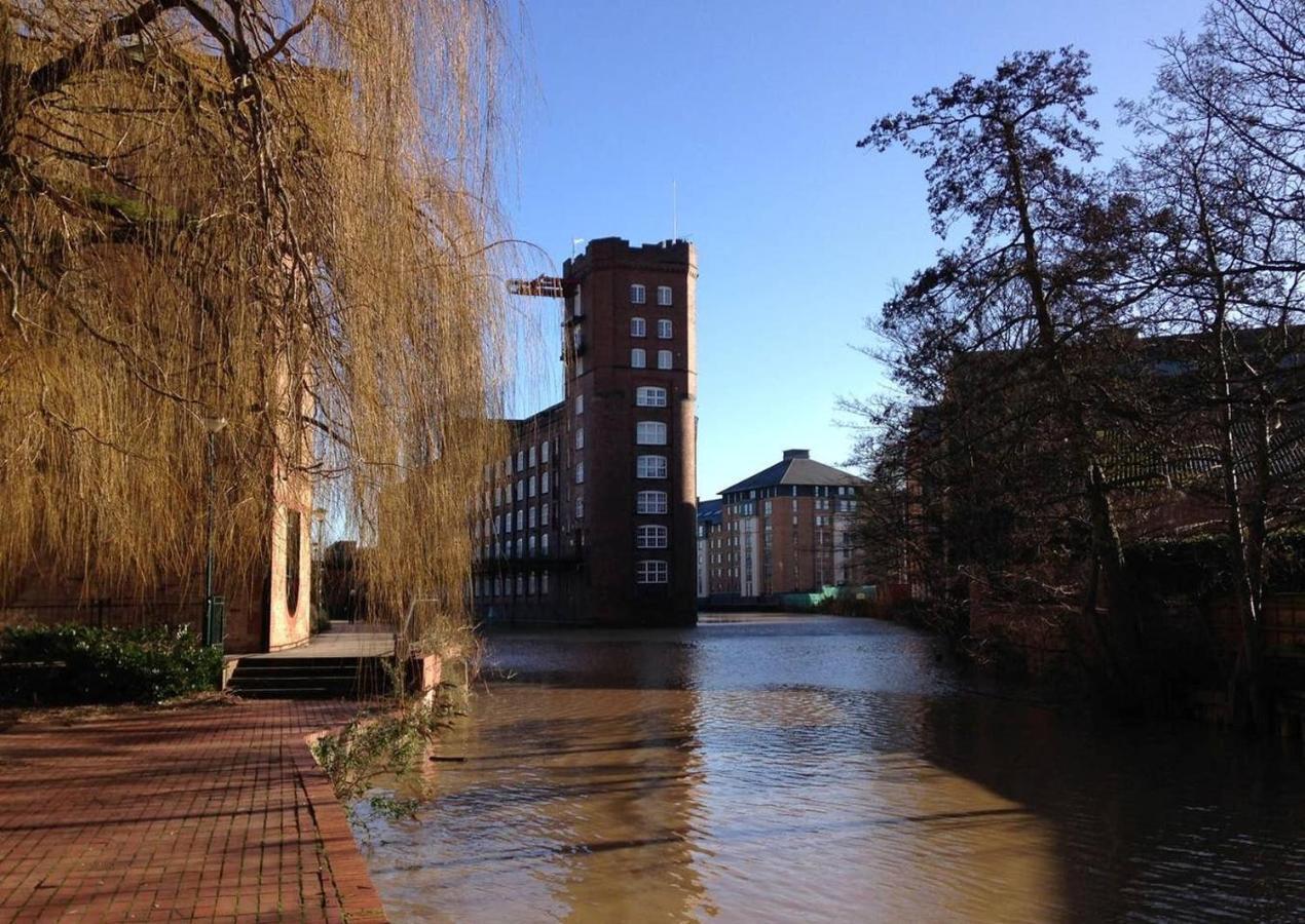 Waters Edge At Cocoa Suites York Exterior photo